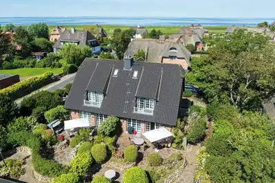 Image de Spacious half of the house with tiled stove, bright and close to the mudflats