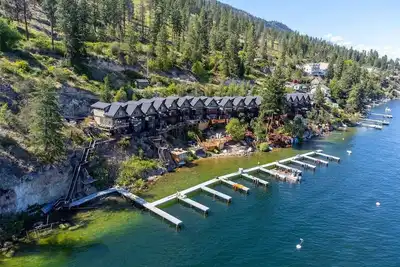 Image de Private lakefront cabin on Westside Road with direct access to Okanagan Lake, a boat slip, firepit and multiple decks. Sleeps 4 with two comfy bedrooms, full kitchen, air conditioning & pet friendly stays about 30 minutes from Kelowna.