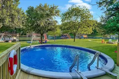 Image de Lake Front Oasis, Pool, Dock, Fire Pit, Sleeps 10
