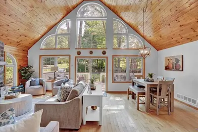 Image de Pine Vaulted Pocono Chalet | Firepit | Hot Tub
