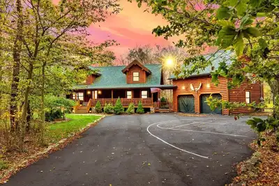 Image de Pocono Log Cabin |Gold Star Community | Hot Tub