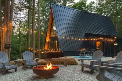 Image de Two Pines Hollow | Private | Waterfall | Hot Tub