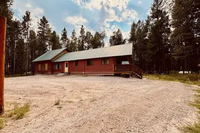 Image de Newly remodeled cabin with large kitchen and game area - Rustic Retreat