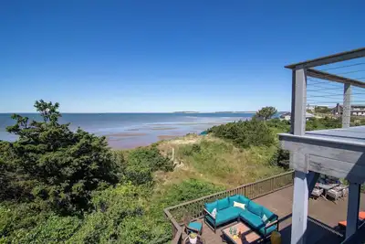 Image de Unique waterfront home with stunning views!