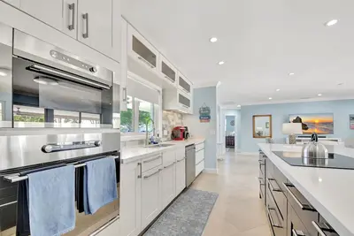 Image de Dolphin Villa – Chic Island Home w\/ Private Pool & Spa! Walk to Beach