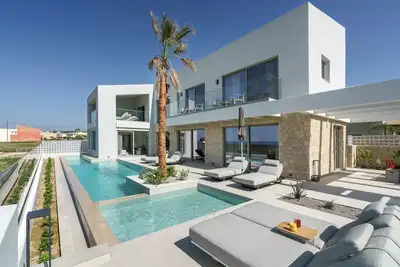 Image de Newly built Beachfront Villa with Heated Pool, Jacuzzi/Hot Tub and Playroom