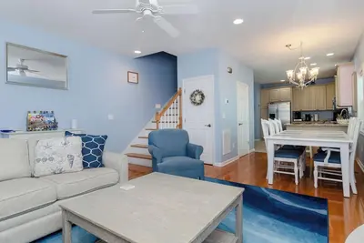 Image de Retreat Yo Self: spacious pet friendly duplex just steps to the beach