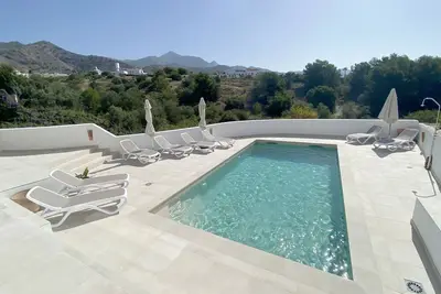 Image de Villa avec piscine 8x4 à Nerja pour 8 personnes, proche de la plage