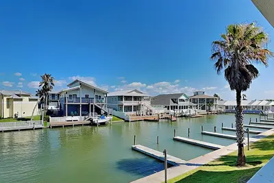 Image de Kontiki Beach Resort #221 | Bay Views + Access to Pool!