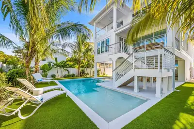 Image de Brand new luxury Home! Pool, Rooftop Deck, walk to the beach! -The James