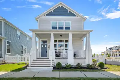 Image de Juniper Presents: A Gorgeous New Vacay Home with Marina View Near the Beach