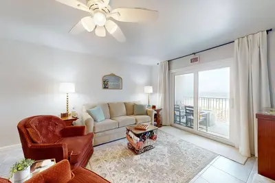 Image de Charming waterfront condo with beach access, balcony, & washer/dryer