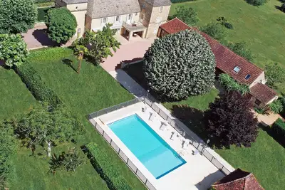 Image de Domaine 12 à 15 pers. piscine chauffée 12x6m proche Sarlat
