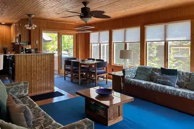 Image de Charming home with deck & outdoor shower- walk to beach