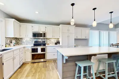 Image de Coastal retreat with fireplace, lagoon views and close to beach