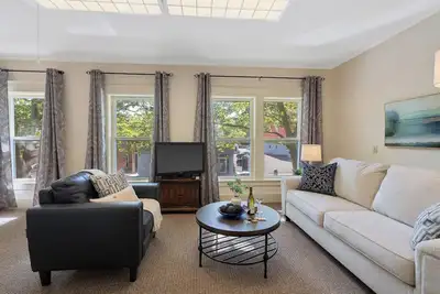 Image de Beautiful village apt. Walk to river, shops, eateries. Great for getaway / work