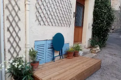 Image de Maison au cœur d'un village paisible.