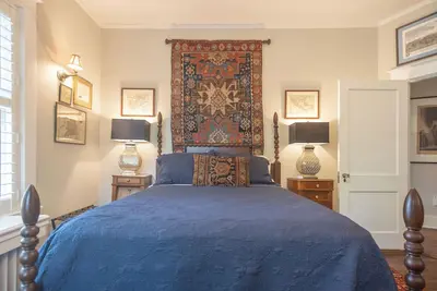 Image de Spacious Central Gardens House and Carriage House