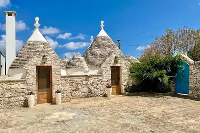 Image de Maison avec piscine à Ostuni entourée de vignobles et de trulli (Vallée d'Itria)