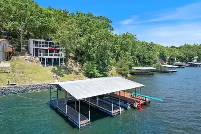 Image de Gentle Lakefront Home - Hot Tub, Boat Slip, Smart TVs, Firepit, Sleeps 8