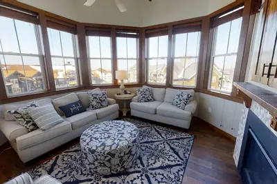 Image de A higher level of luxury at this 2br Allegheny! by RedAwning