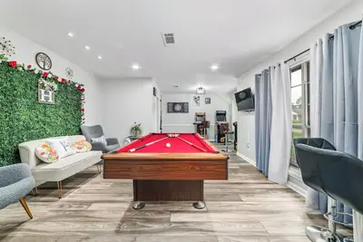 Image de Secluded Oasis Hot Tub, Pool Table, Golf & More