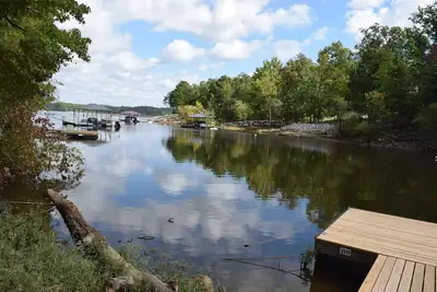 Image de Kerr Lake waterfront home w/dock, just off main channel, close to town!