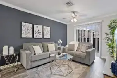 Image de Modern King Bed in Spring 5 mins from Woodlands Tx