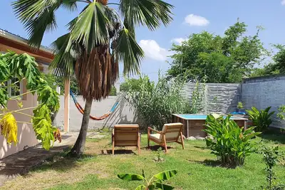 Image de les ti kaz a papé gîte blue avec sa petite piscine privée et proche plage Leroux