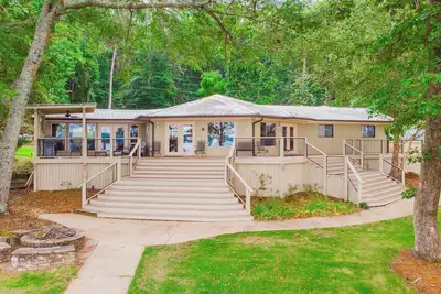 Image de On the lake, sleeps 8 with dock and boat lift