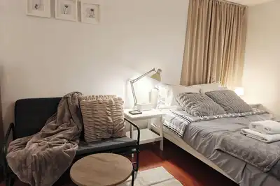 Image de Cozy Commercial Oasis - Private Entrance Studio - 10 min to Downtown Vancouver