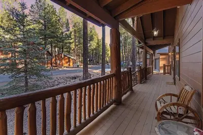 Image de Resort Style Pine Top Cabin | Deck Views | Sleeps 12