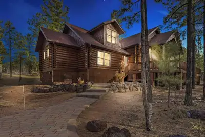 Image de Spacious 4 Bedroom Cabin w/ Deck, Games, and Views