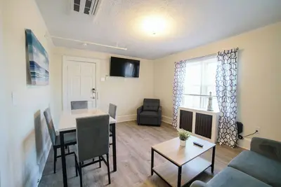 Image de Renovated One Bedroom Apartment Downtown Falmouth Minutes From the Beach