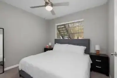 Image de Modern King Bed 5 mins from The Woodlands Waterway
