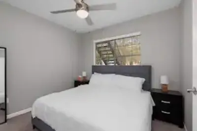 Image de Modern King Bedroom Apartment.