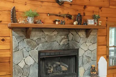 Image de Hot Tub--Pet-Friendly--Rustic River-View Cabin
