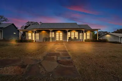 Image de Luxury Cabin, Secluded Ranch Retreat | Stocked Lakes, Firepits & Walking Trails