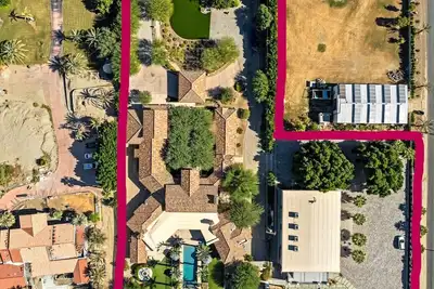 Image de 2 Houses- 12bd 13 Bath 24 beds 4 acres and so much more!
