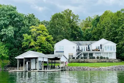 Image de 5400sf, Lakefront, gentle slope, 6Bdrs, 4. 5Baths, kayaks, paddleboards, firepit, gym