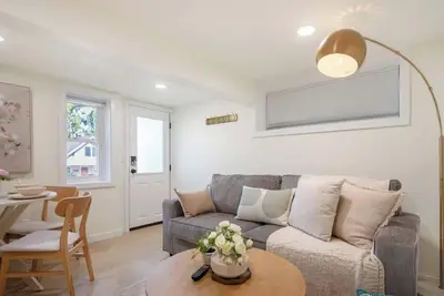Image de Cozy& Chic 1br 1ba Lower Unit Near Lake Union