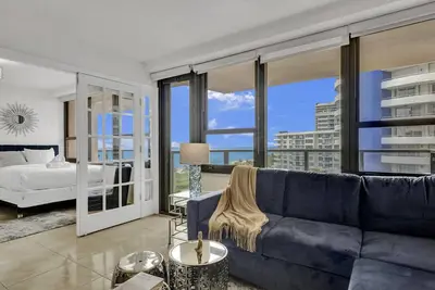Image de Oceanfront Beach Retreat Beach Service 905