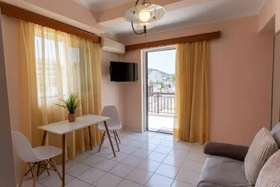 Image de Phaedrus Living: Xalkida Sunlit Residences Marron
