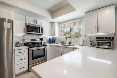 Image de New Modern Apartment in Biltmore, short vacation or long stay, pet friendly!