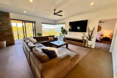 Image de 4 bed 2 Storey House With Views, Spa, Near Beach