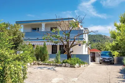 Bel appartement de 2 chambres à Rab