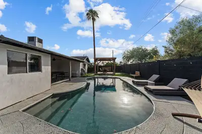 Image de Capacious 4 Br Exclusive Haven with Private Pool