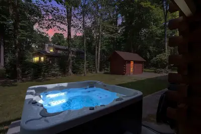 Image de Pocono Log Cabin - Hot Tub, Movie Room & Firepit