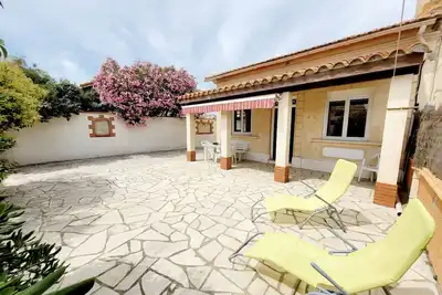 Image de Charmante villa T3 avec terrasse à 500m de la plage, parfait pour 4 personnes