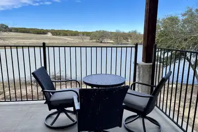 Image de Tranquil Trails-Elegant Waterfront Retreat at Twin Canyons Longhorn Ranch